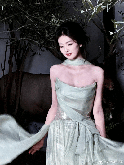 白鹿获评油画公主，气韵相融诠释高级艺术美感近期白鹿凭借香缇卡直播造型与费加罗杂志