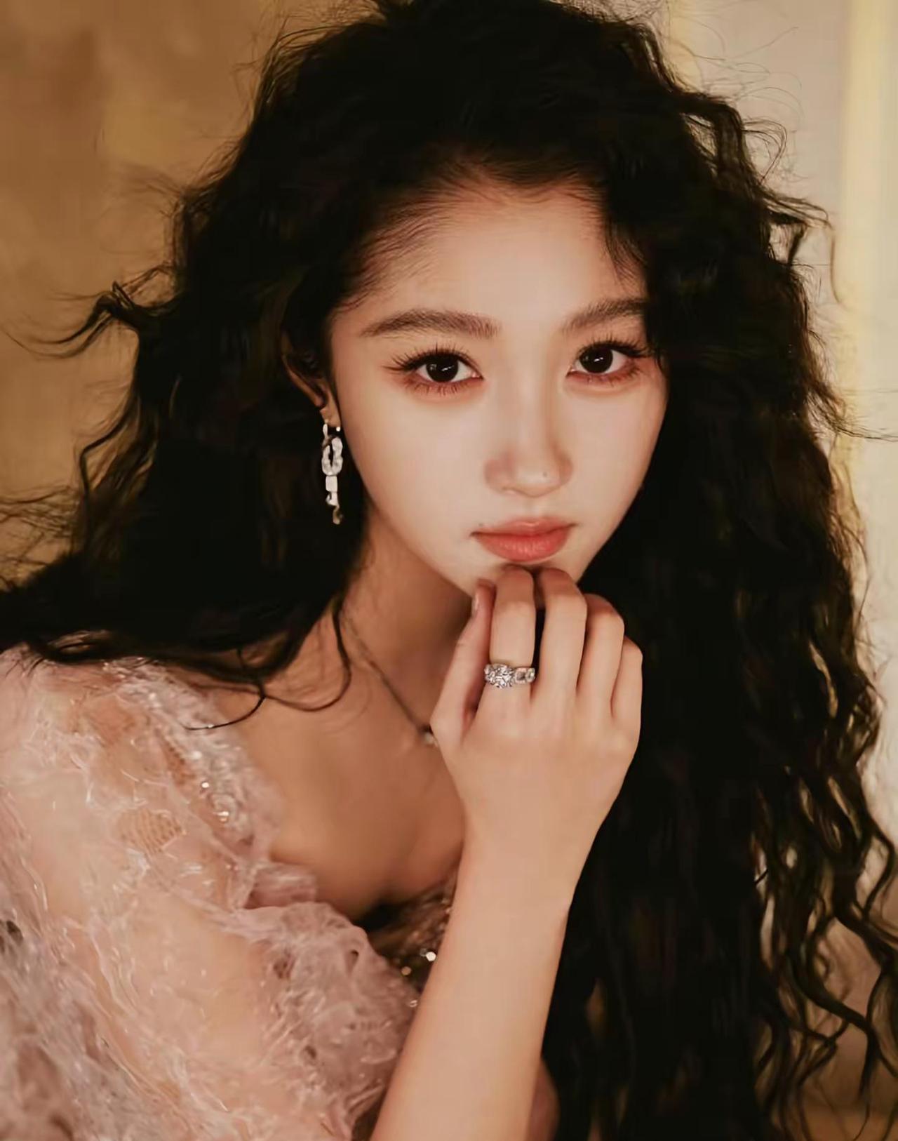 关晓彤看鹿晗的眼神，根本不是爱，是一种更原始的东西。
叫“生理性喜欢”。
就是那