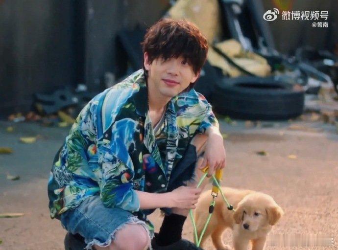 费启鸣谁教你这么转场的 费启鸣这转场是坐了“过山车”吗？剧里三赖精致得闪闪发光，