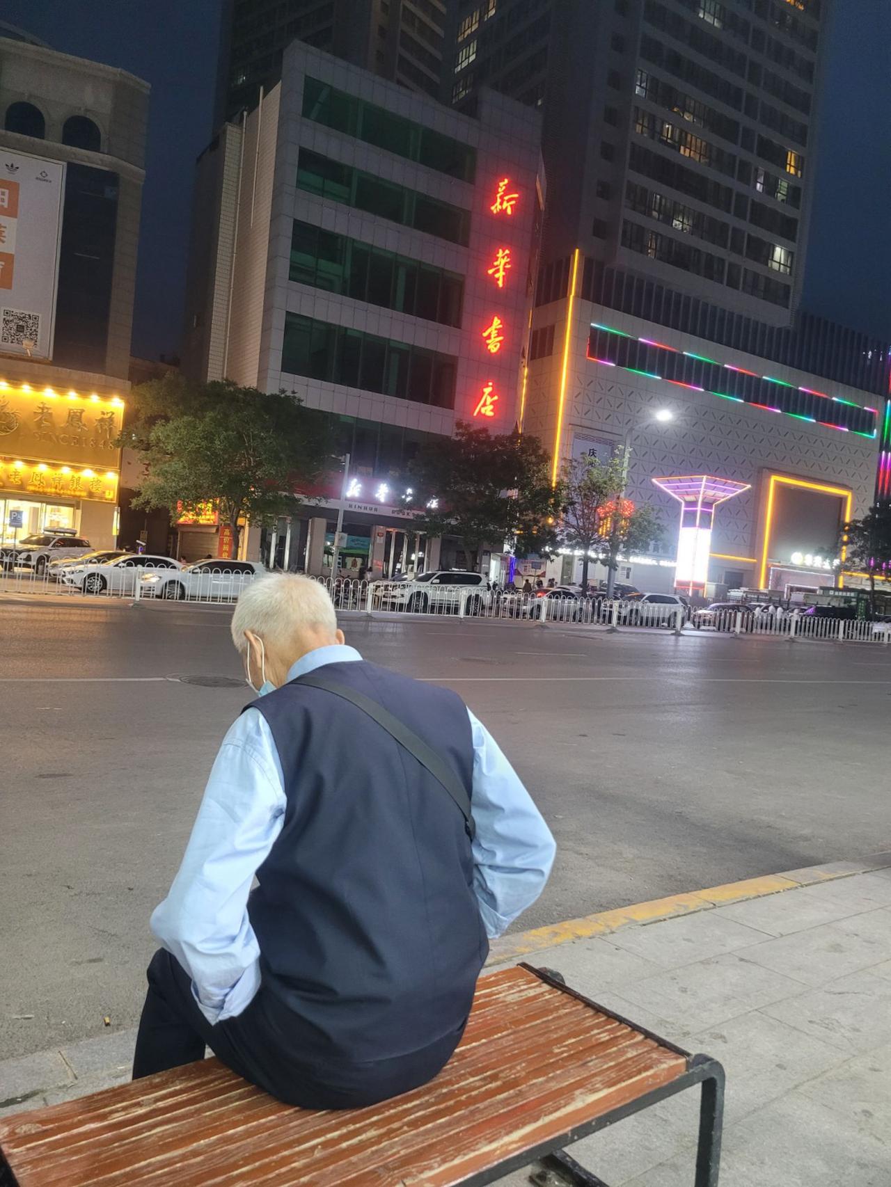 我爷爷活到九十三岁，当时他吃完午饭后喝了点白酒，然后对大伯说：“今天这天真好啊，