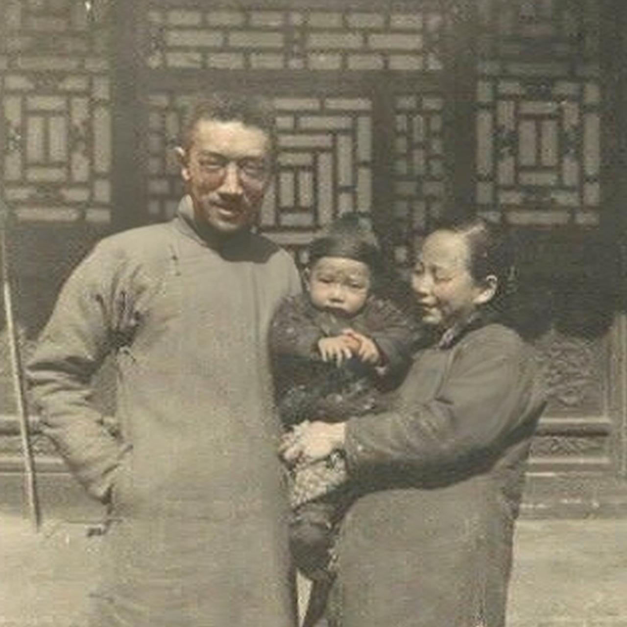 1920年，胡适初为人父，同妻子江冬秀、儿子胡祖望，一张温馨的合影，这时候的胡适