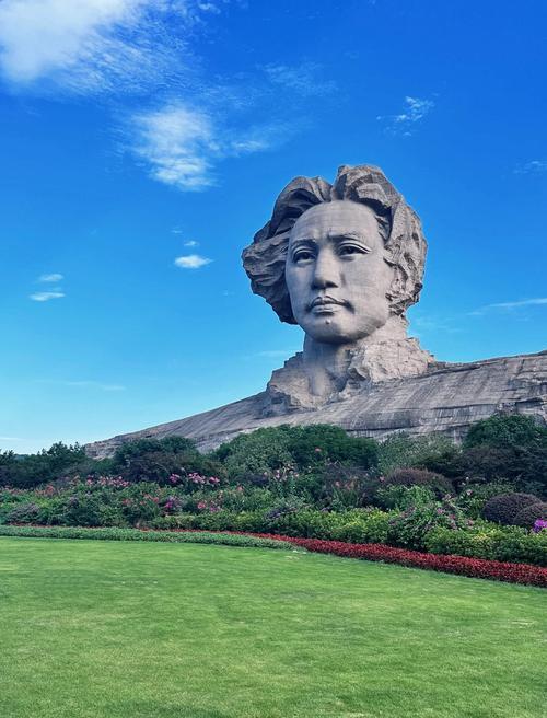 长沙橘子洲是湘江中的长岛，国家5A级景区，因毛泽东《沁园春·长沙》闻名。它西望岳