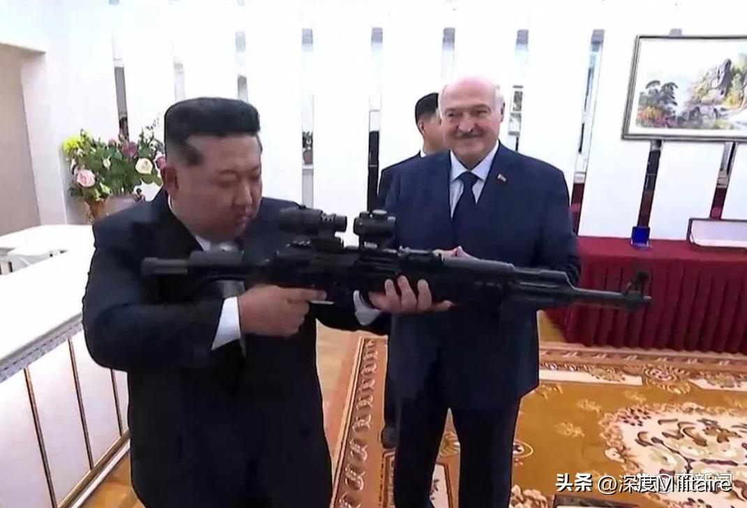 白俄罗斯总统卢卡申科向金正恩赠送VSK突击步枪。 VSK突击步枪，其实就是换了皮