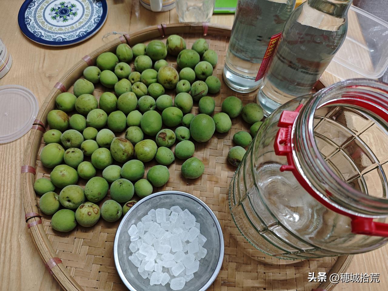 事已，一年后，青梅煮酒，论英雄！

2斤青梅果，2瓶广东米酒，再来一斤冰糖，泡成