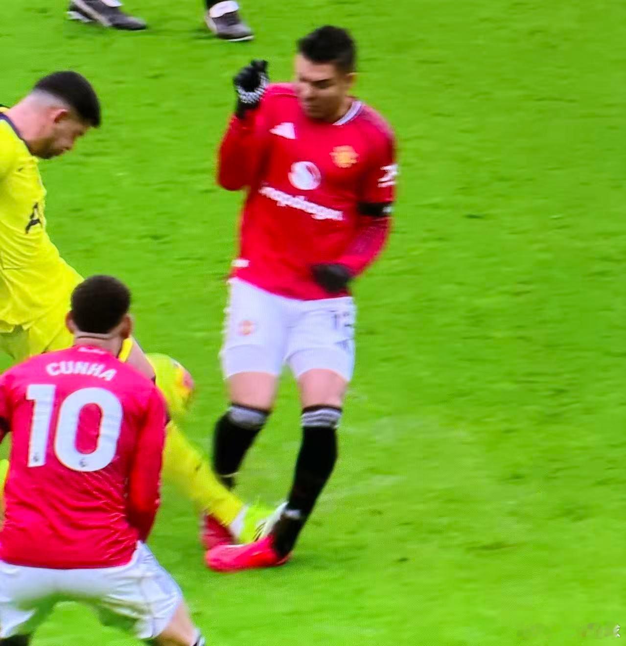 罗梅罗红卡！这动作确实是废人动作，红卡没毛病！太脏了！曼联vs热刺英超联赛