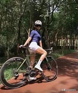 女驴友彻夜不归，丈夫跟踪5公里后，在半山腰一把拉开帐篷，手电筒照进帐篷，只见里面