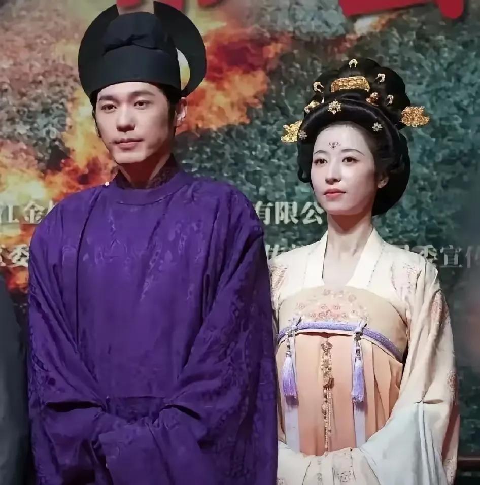 白宇周雨彤，这两个人的古装剧还是很值得期待的。
毕竟演技都很好。
而且是当红的大