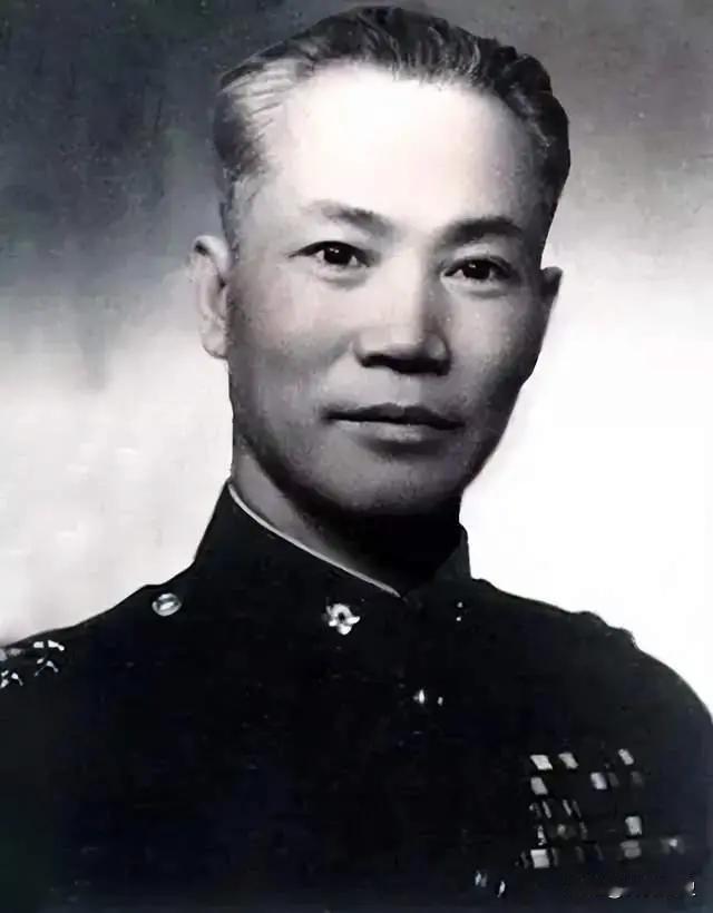 1981年，杜聿明去世前，抓住前往看他的郭汝瑰手“我最后问你一次，你当时是不是共