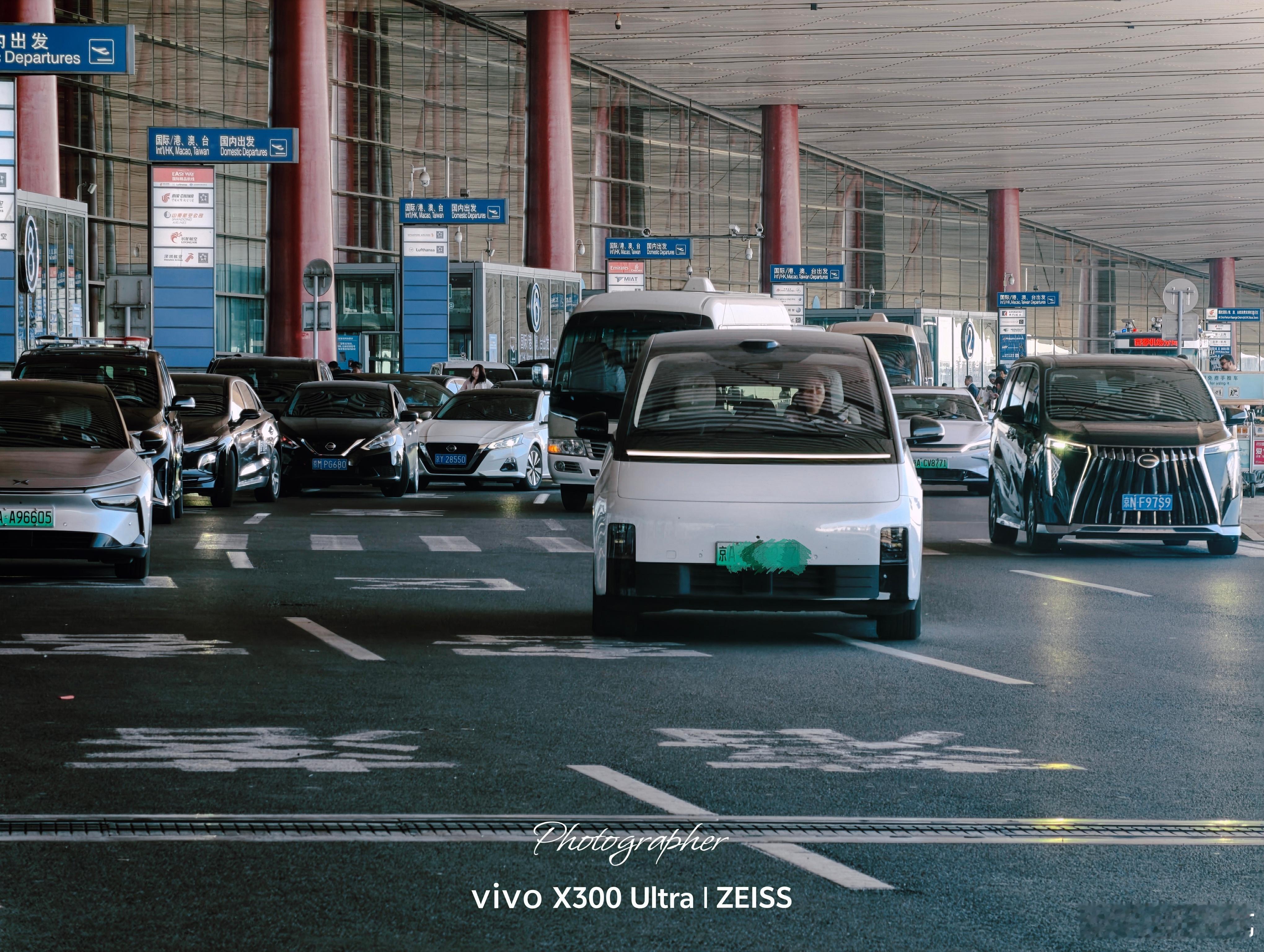 不属于这个时代的车缓缓驶来。理想MEGA 北京·首都机场T3航站楼