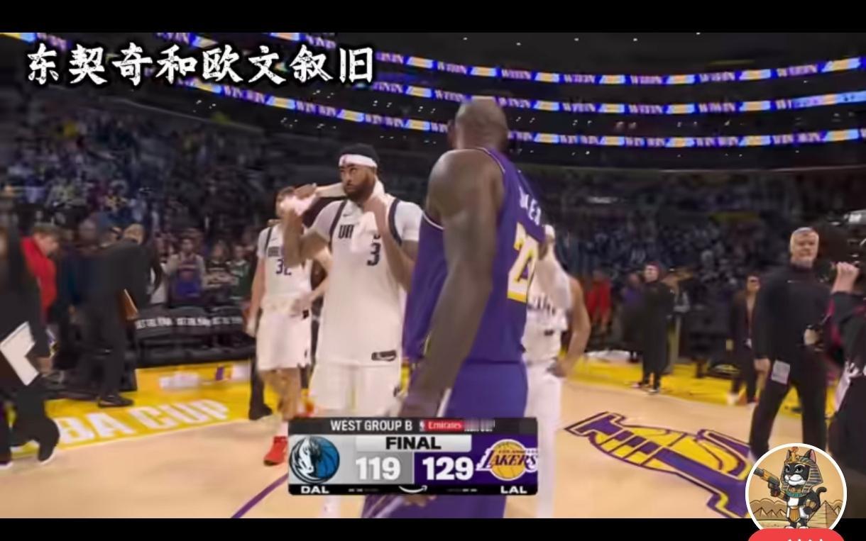 浓眉看上去根本不想理老詹，
湖人战胜独行侠赛后，
明显看出来浓眉不高兴，
浓眉是