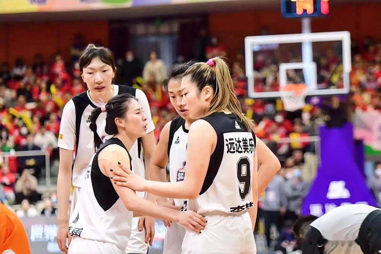 四川女篮全运会强势晋级八强，队中表现最稳定的四位球员：

1、韩旭——中锋
2、