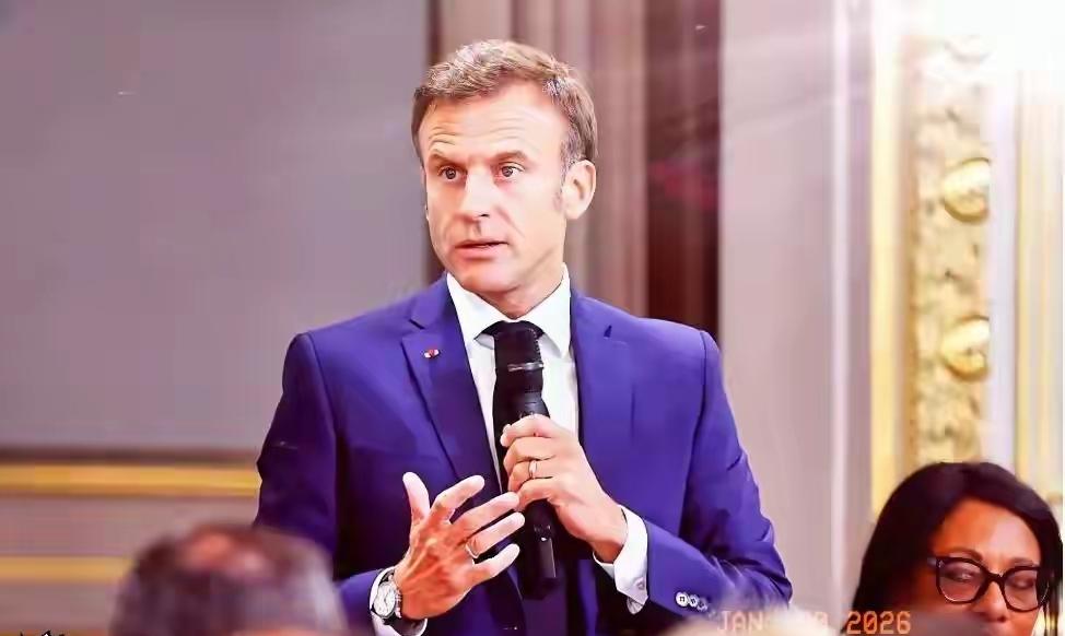 法国这回真坐不住了！
眼看英国首相带着六十多个商界大佬在北京谈合作，芬兰也早早跟