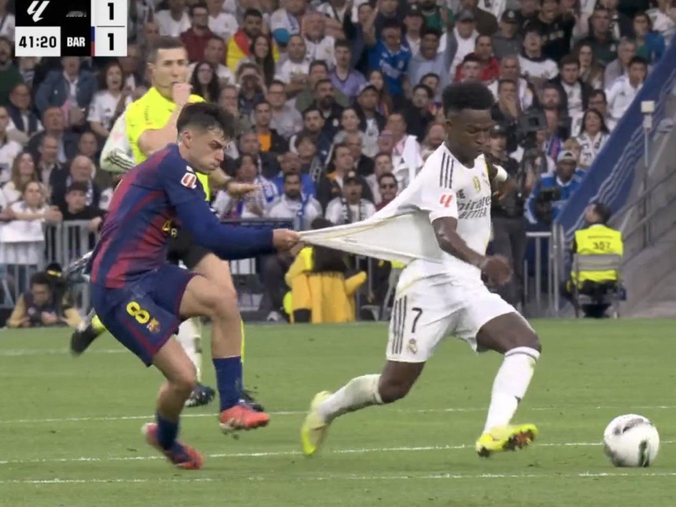 皇马vs巴萨 这么想要皇马球衣 自己买去啊。。。还这样明抢啊[无聊]皇马半场2比