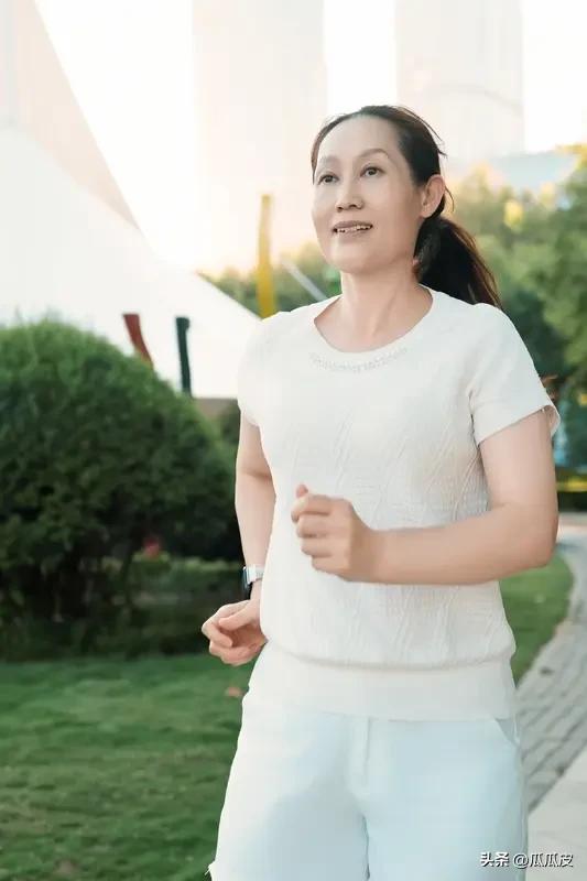 人到中年要不要打扮，打扮不是虚荣，是自律，是对自己余生的温柔。所以，人到中年到底