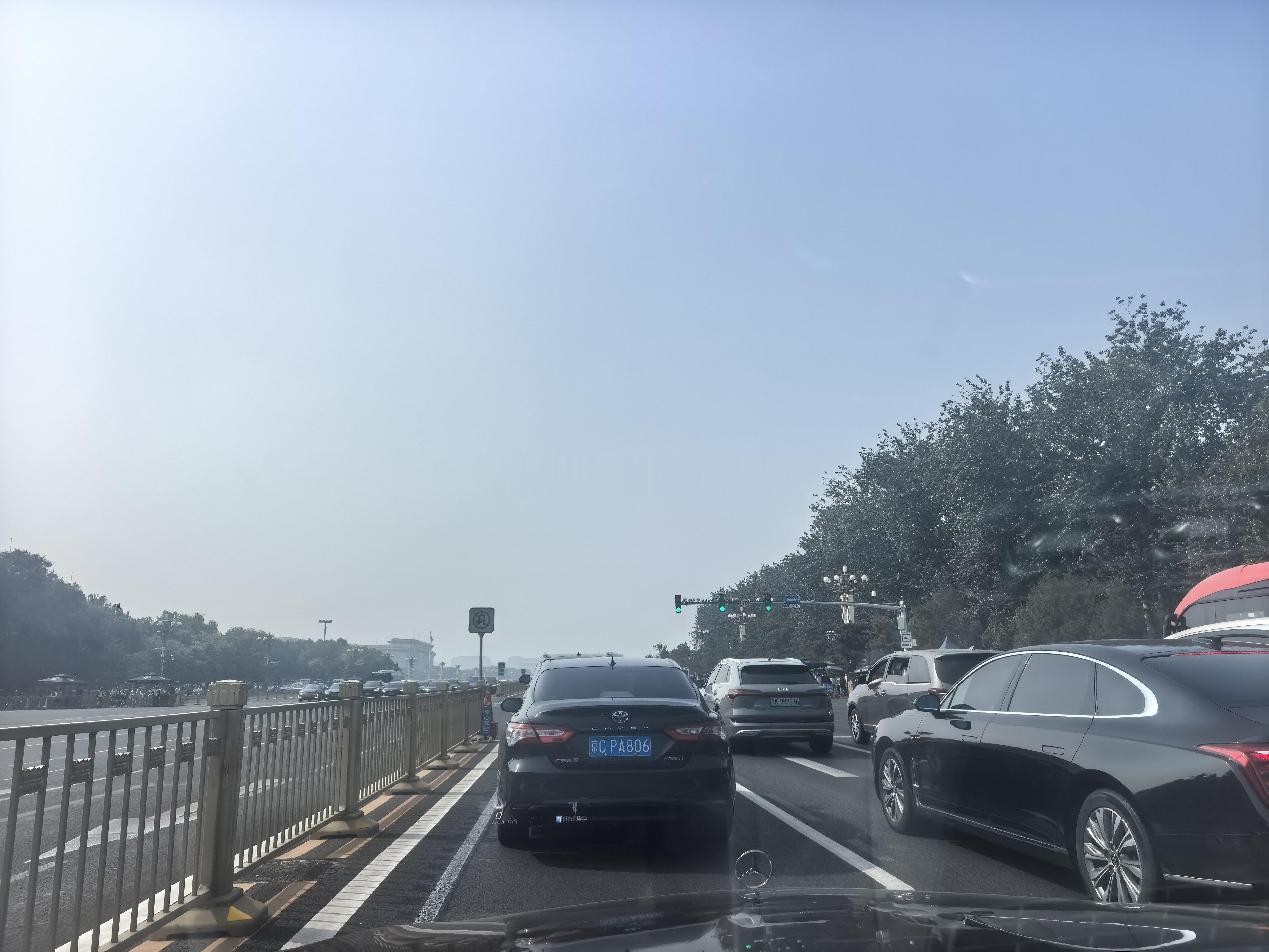 在路上，不要玩手机。 ​​​