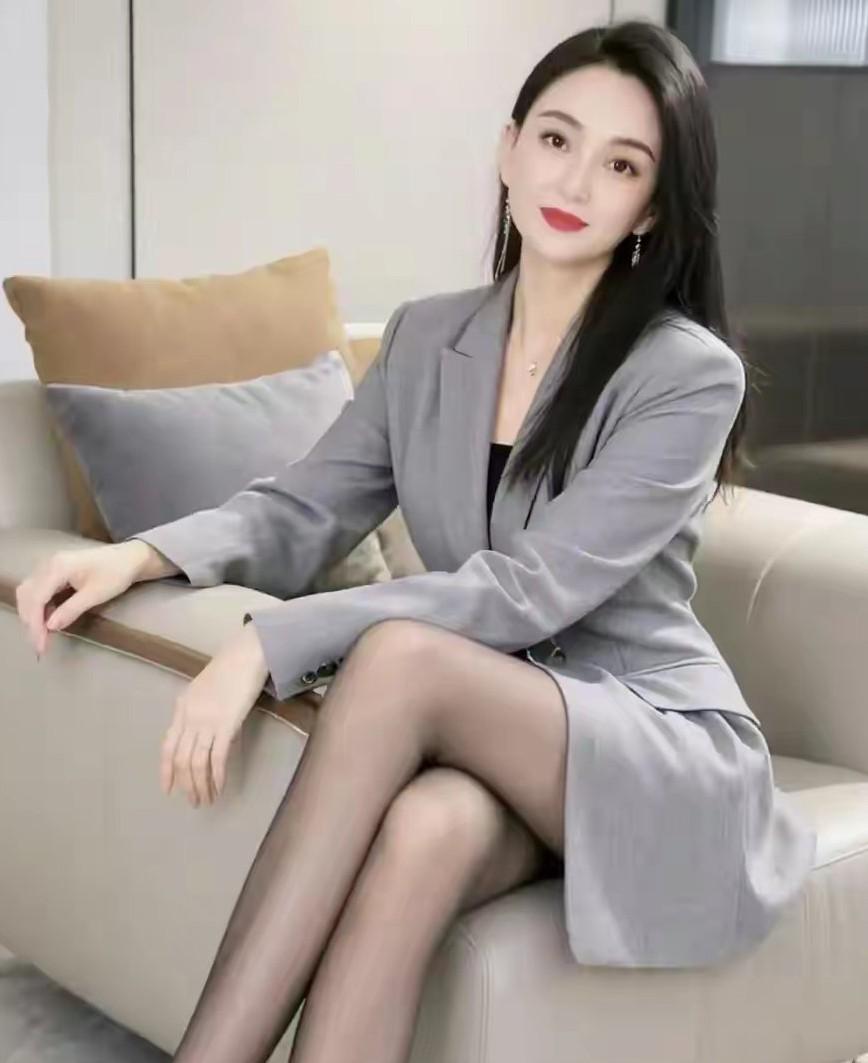 你们能从美女颜值，状态方面猜出是什么年龄段吗？
修长的美腿，妖娆的身子，俊俏的脸