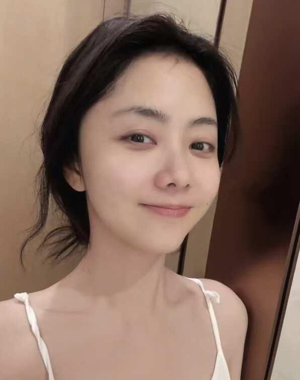 谭松韵，爱上你像呼吸一样简单
30多岁的谭松韵，纯素颜下，就像20出头少女，面部