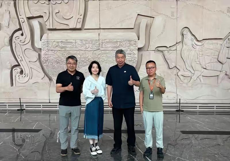 张亚中今（12日）在脸书发文表示，因台风原因，不能返台，在西安看了一场舞台剧《赳