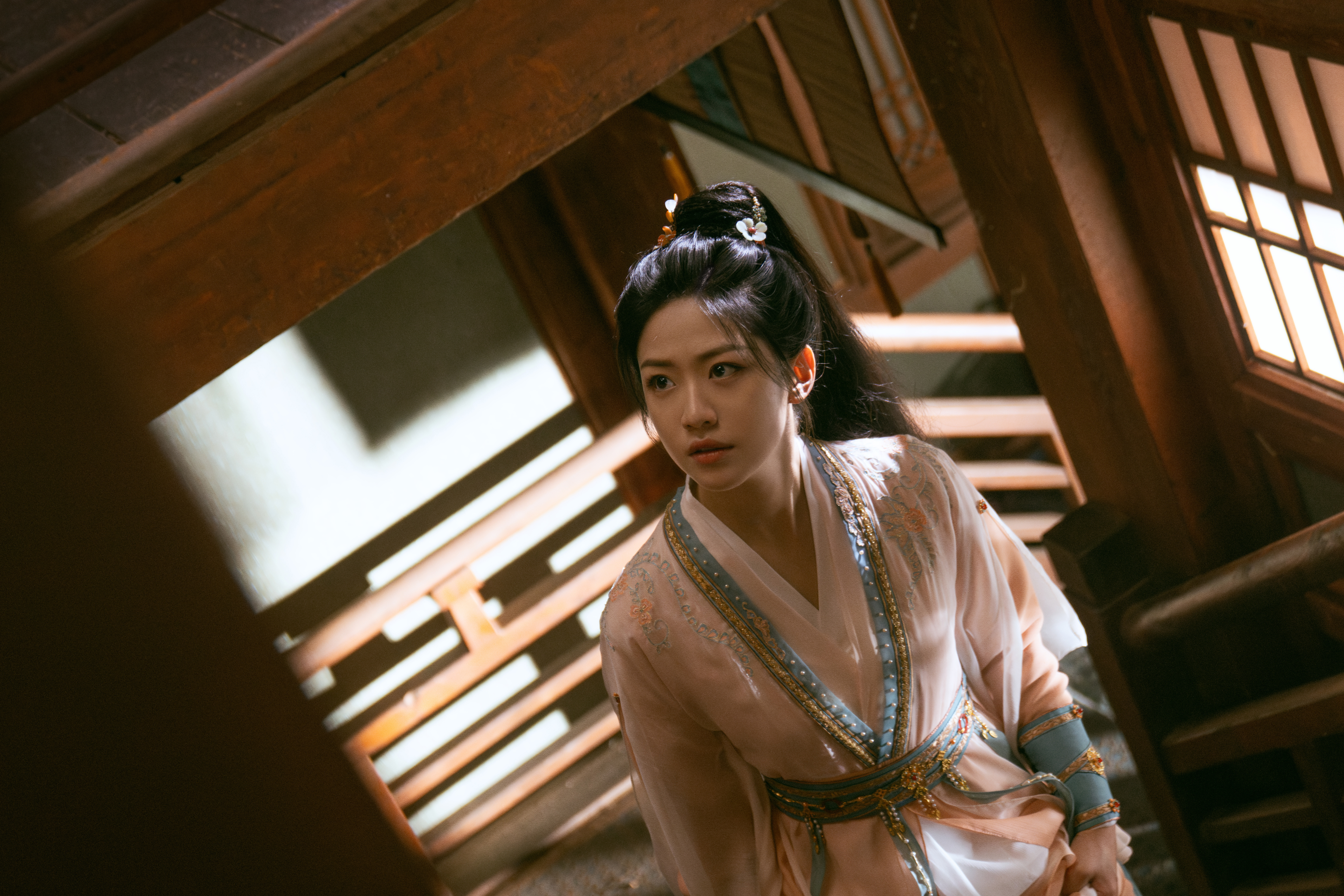 这套不错[拜托][拜托][拜托]向涵之 《定风波》钟雪漫剧照-高马尾+橙衣 ​​