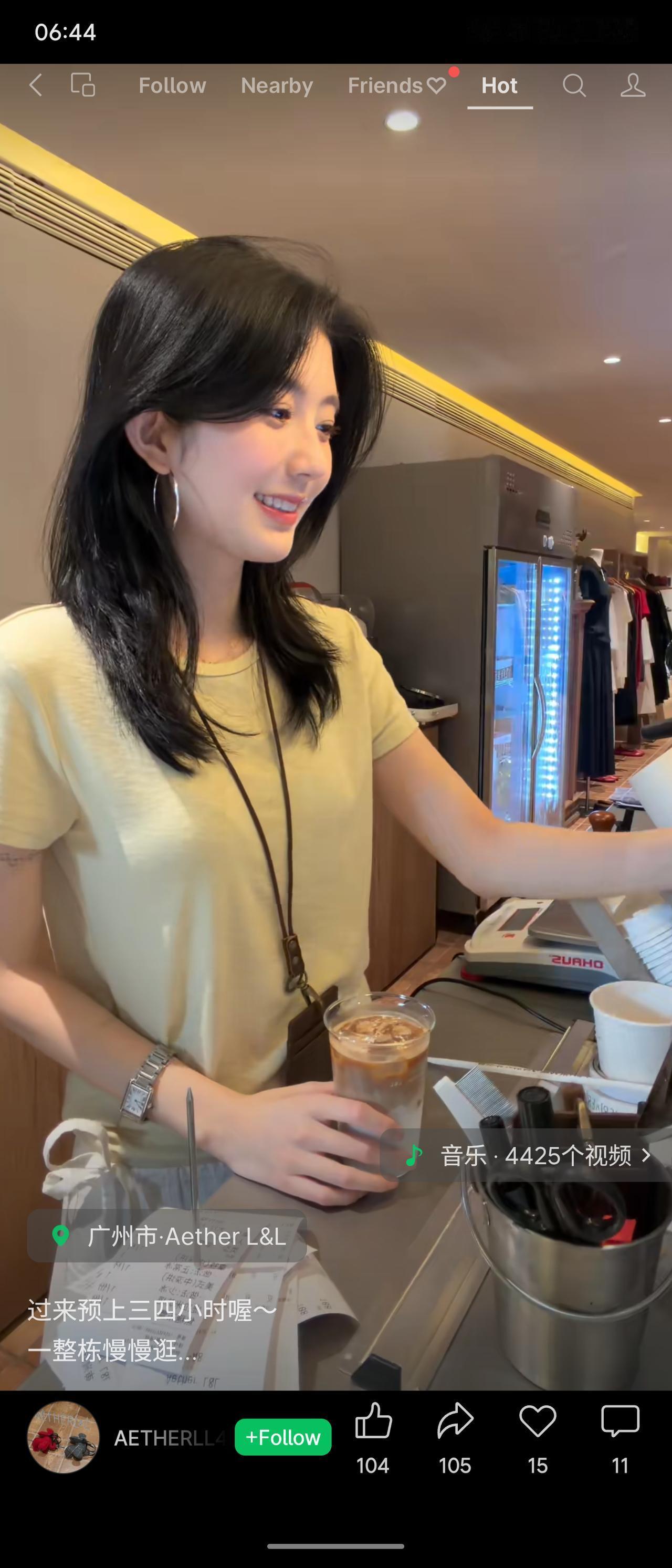 在广州这家集合服装店的吧台里，女生身着浅黄短袖搭配白下装，简约又温柔。乌黑中长发