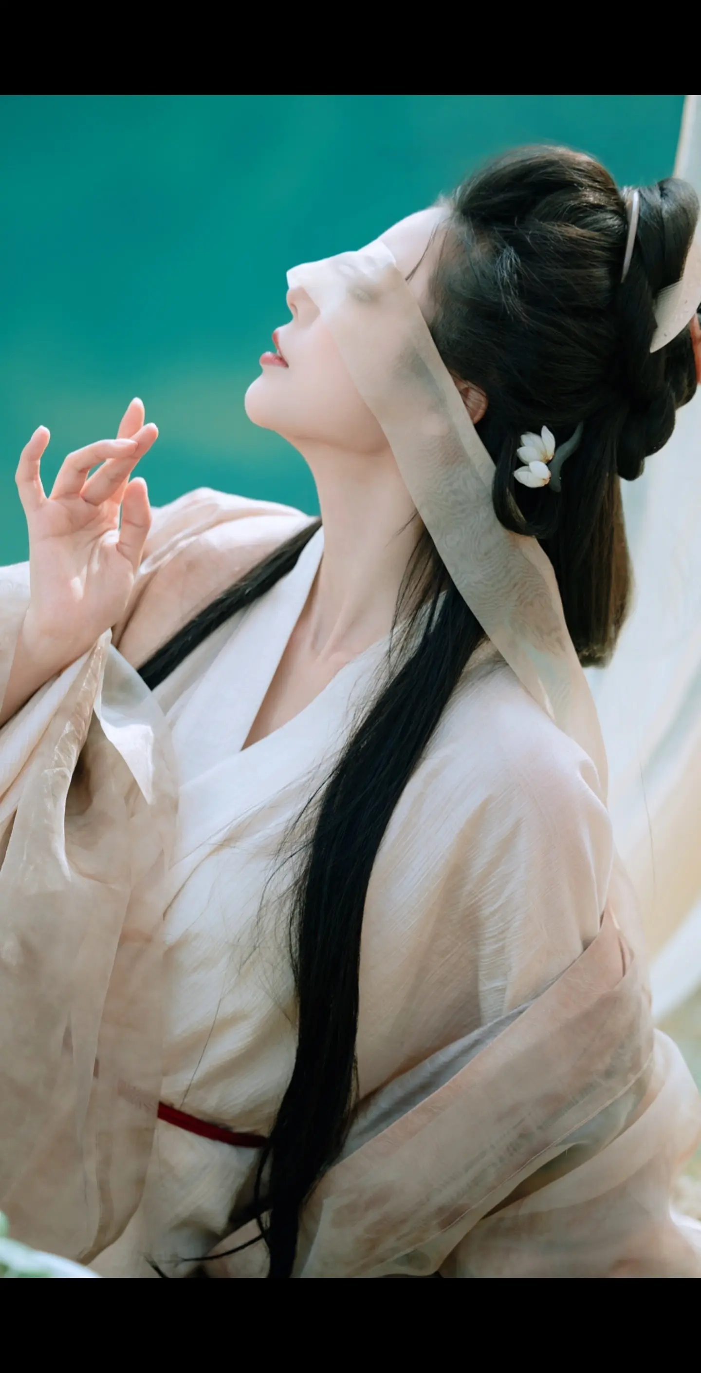 村里酬神多庙会，年年由我扮观音。