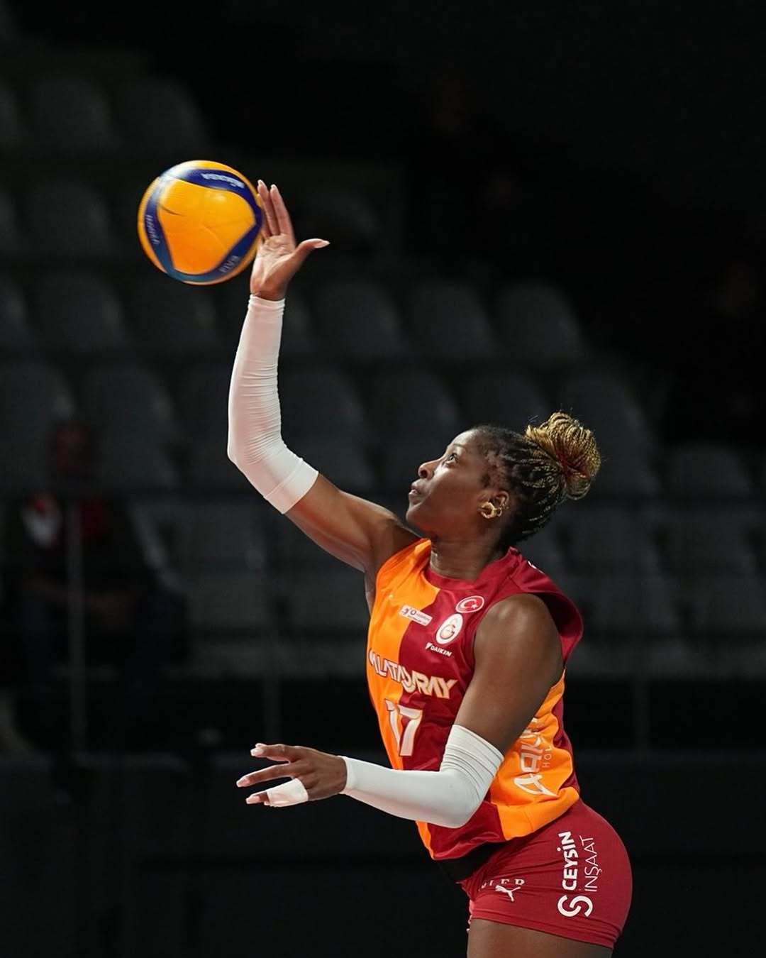 加拉塔萨雷主场3比0轻取罗马尼亚的对手，在欧联杯半决赛中占据先机！ 