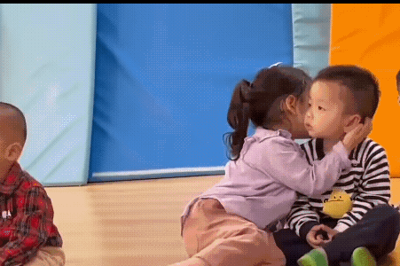 天真童趣，两小无猜。宝宝们还未形成性别意识，这种互动只是单纯的友好表现，童年真好