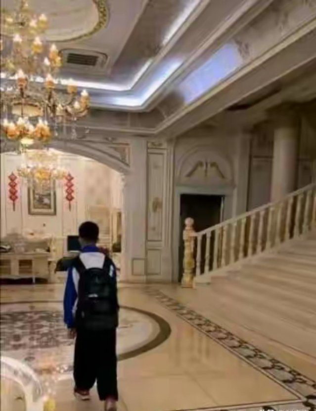 我可算是明白了学校为啥要我们穿校服了 