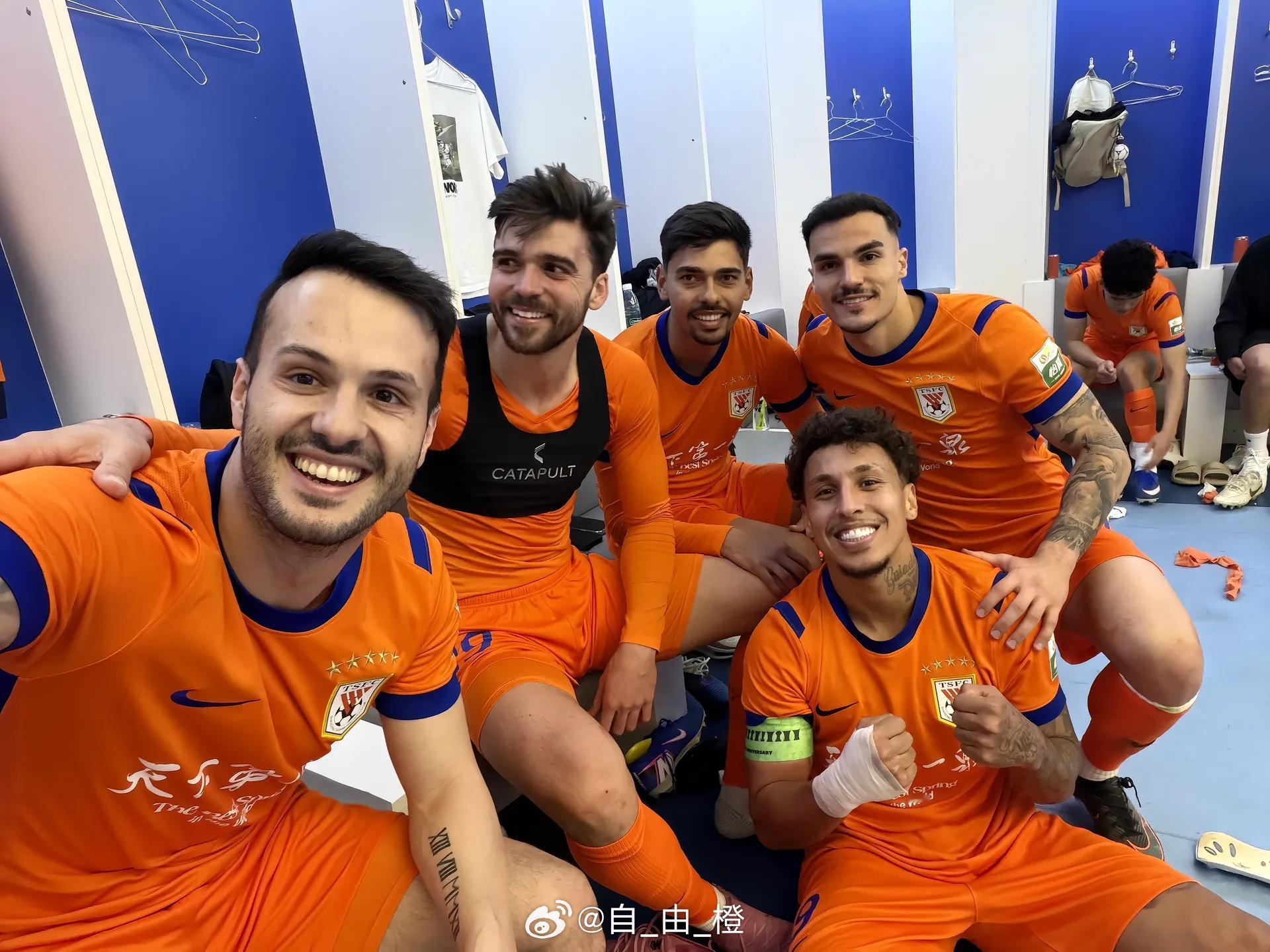 昨日赛后，瓦科更新社媒并配文：+3💪自由橙山东泰山