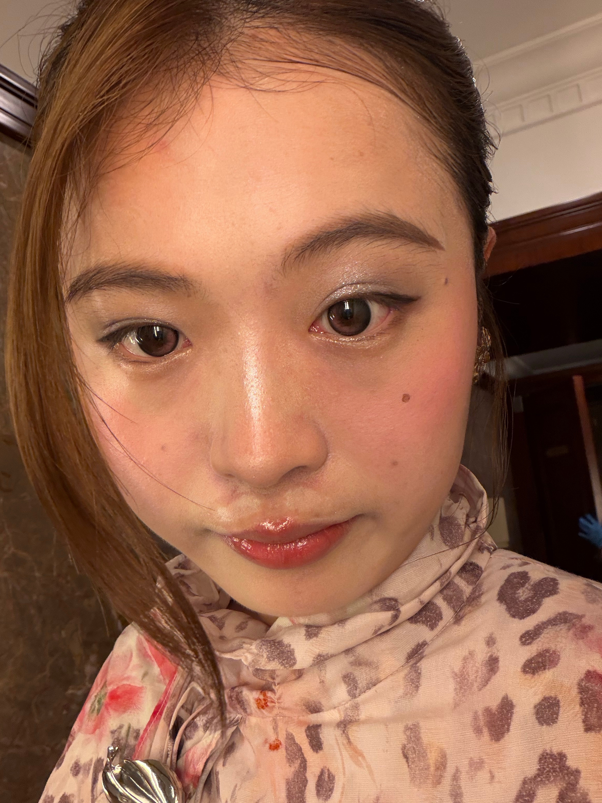 我现在终于知道为什么出门要带气垫了胡须出汗之后只用粉饼盖不住我以后出门必带气垫 