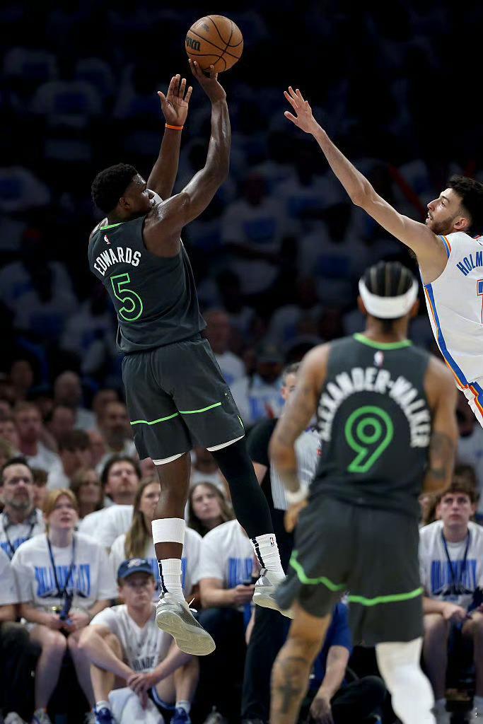 很久没有静下来长时间看体育频道了，昨晚和今早恰巧看了CBA总决赛和NBA西部决赛