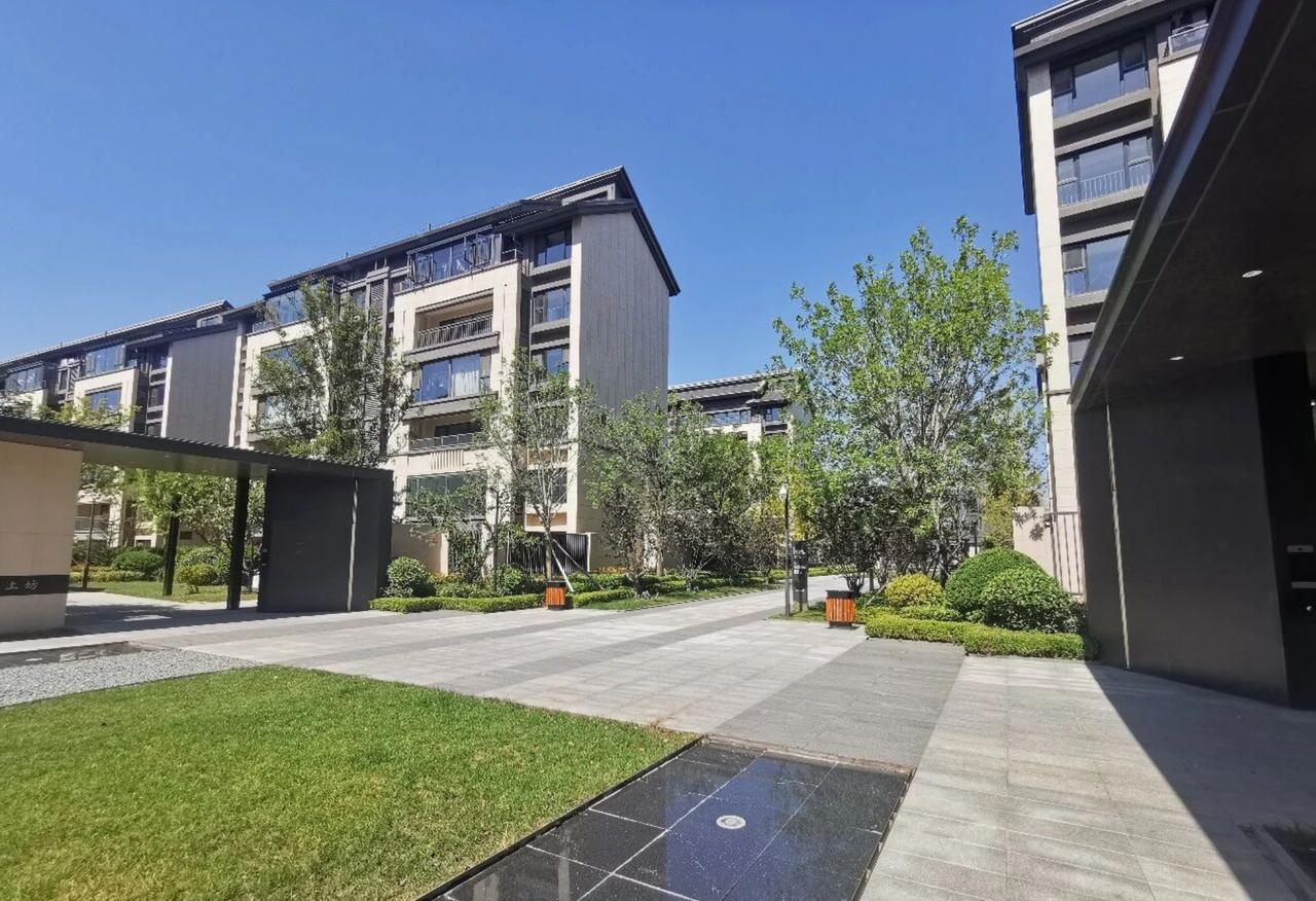 胶州，这几年发展真是一言难尽。

早几年，利好落地还不错。胶东新机场、上合示范区