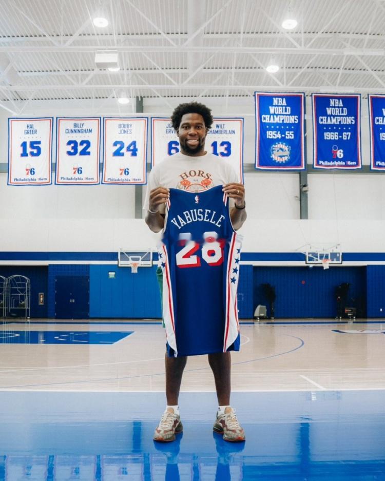 真开心！76人新援亚布塞莱造访费城球馆 拿到了自己的28号球衣今日76人新援、法