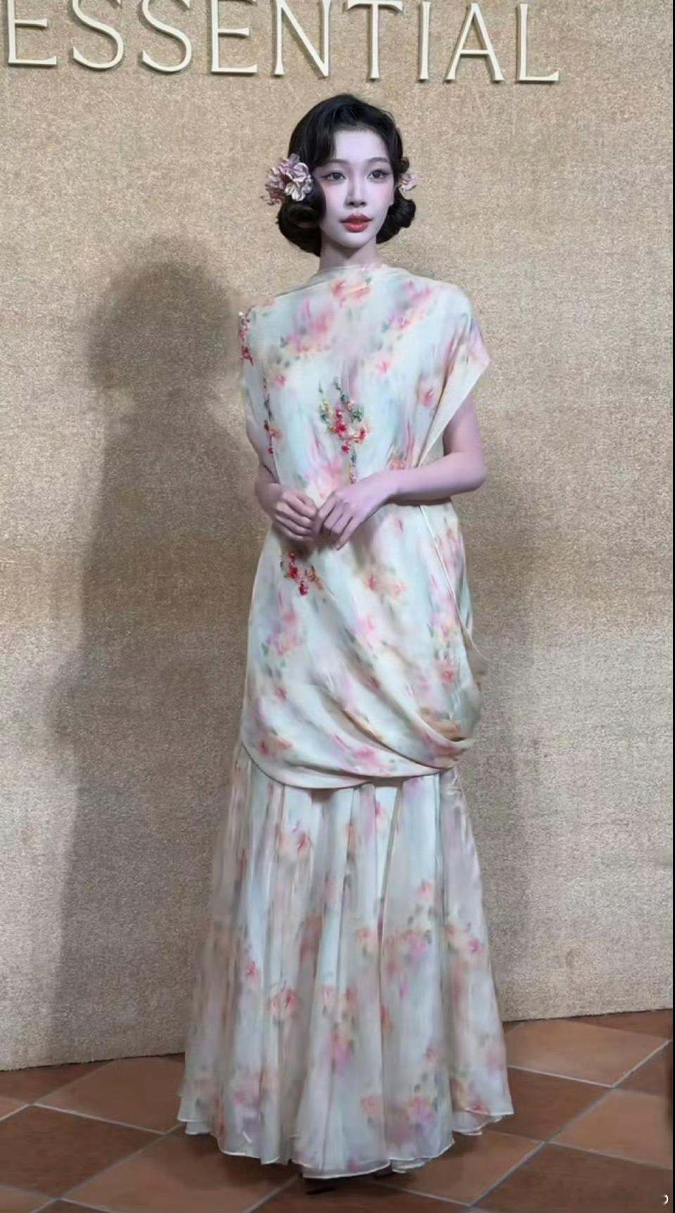 易梦玲感觉很旧上海的样子 