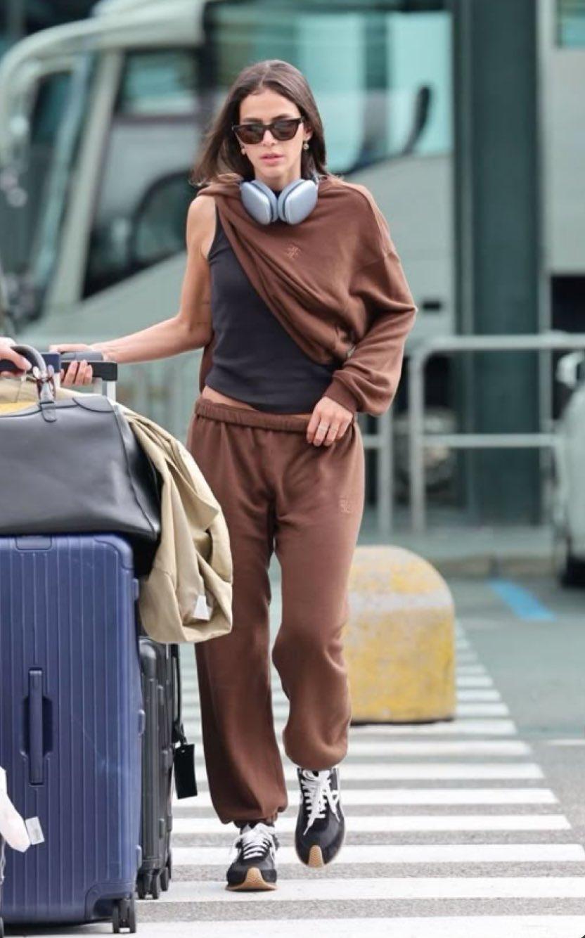 巴西女演员布鲁娜·马尔奎辛抵达机场时的狗仔队照片。照片中，她身穿一套棕色运动服、