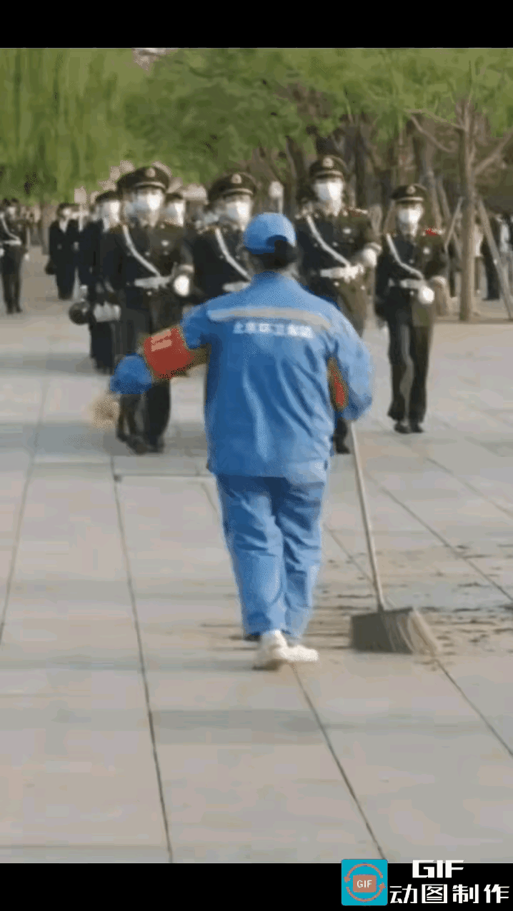 听从指挥！
这就是我们的武警官兵，军民鱼水情深，一切为了人民，一切听从于人民，人