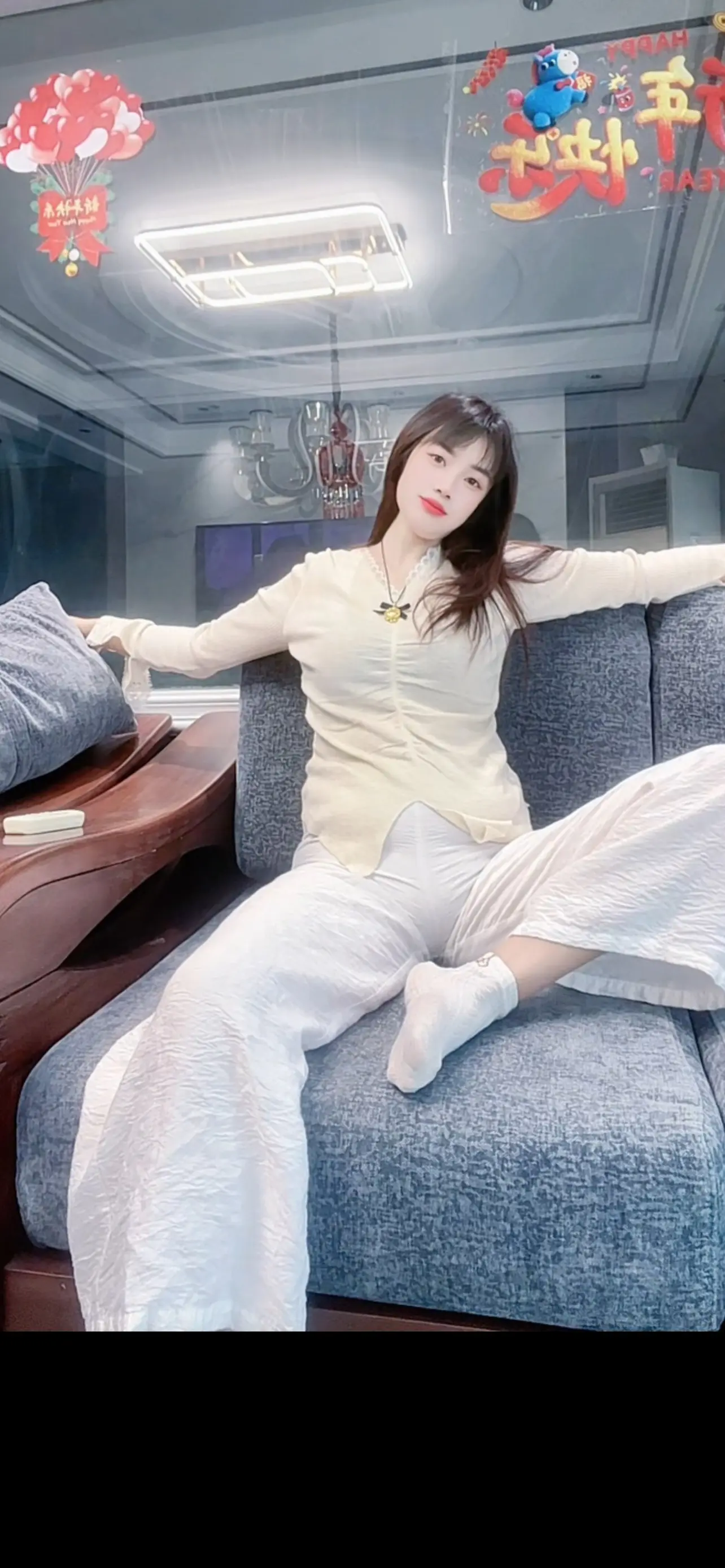 “人生总有遗憾，因无力改变而学会释怀；与其困于执念，不如放手放手前行...