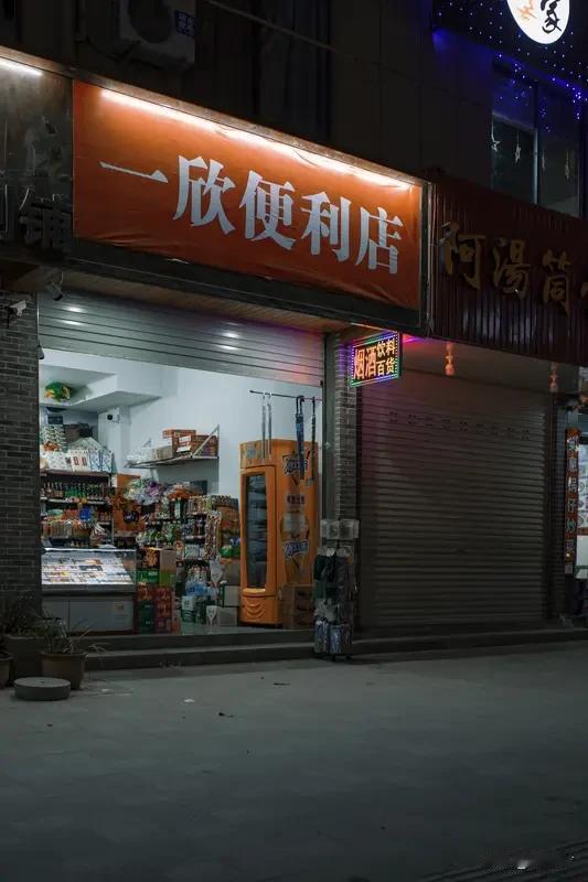 3个小男孩“投资”的小店生意又好了 三个小男孩“投资”的小店，生意又红火起来啦！