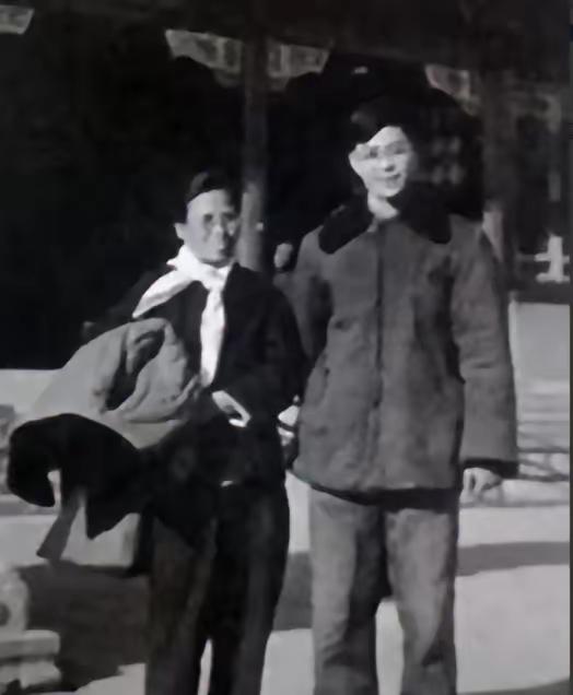 特务头子庄祖方抱着共产党逃犯留下的婴儿，哼客家小曲哄睡，注意，是真哄！夜里抱着踱