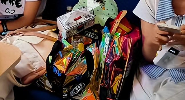 两个女孩买了三张硬座票，一个座位放零食，大姐索座被拒，12306回应后评论区吵翻