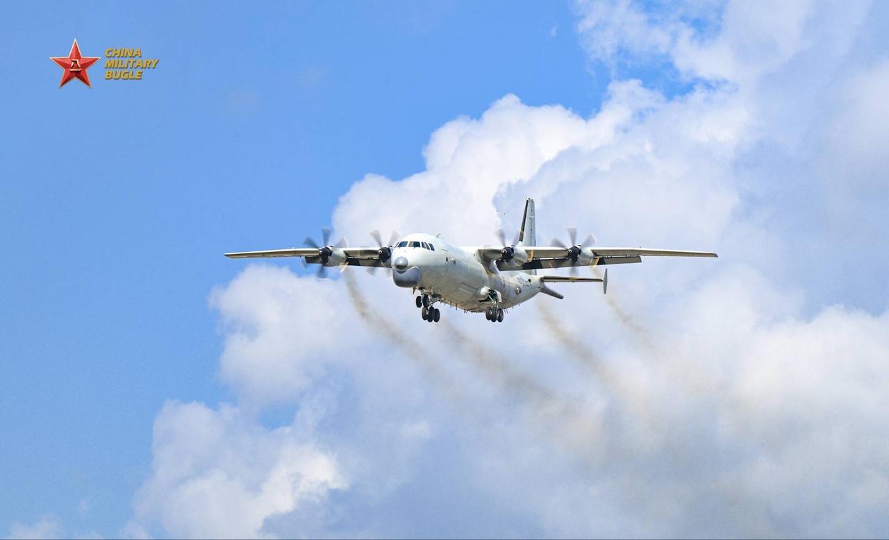 新春暖阳，隶属于PLA航空团的Y-8反潜巡逻机起飞进行训练。