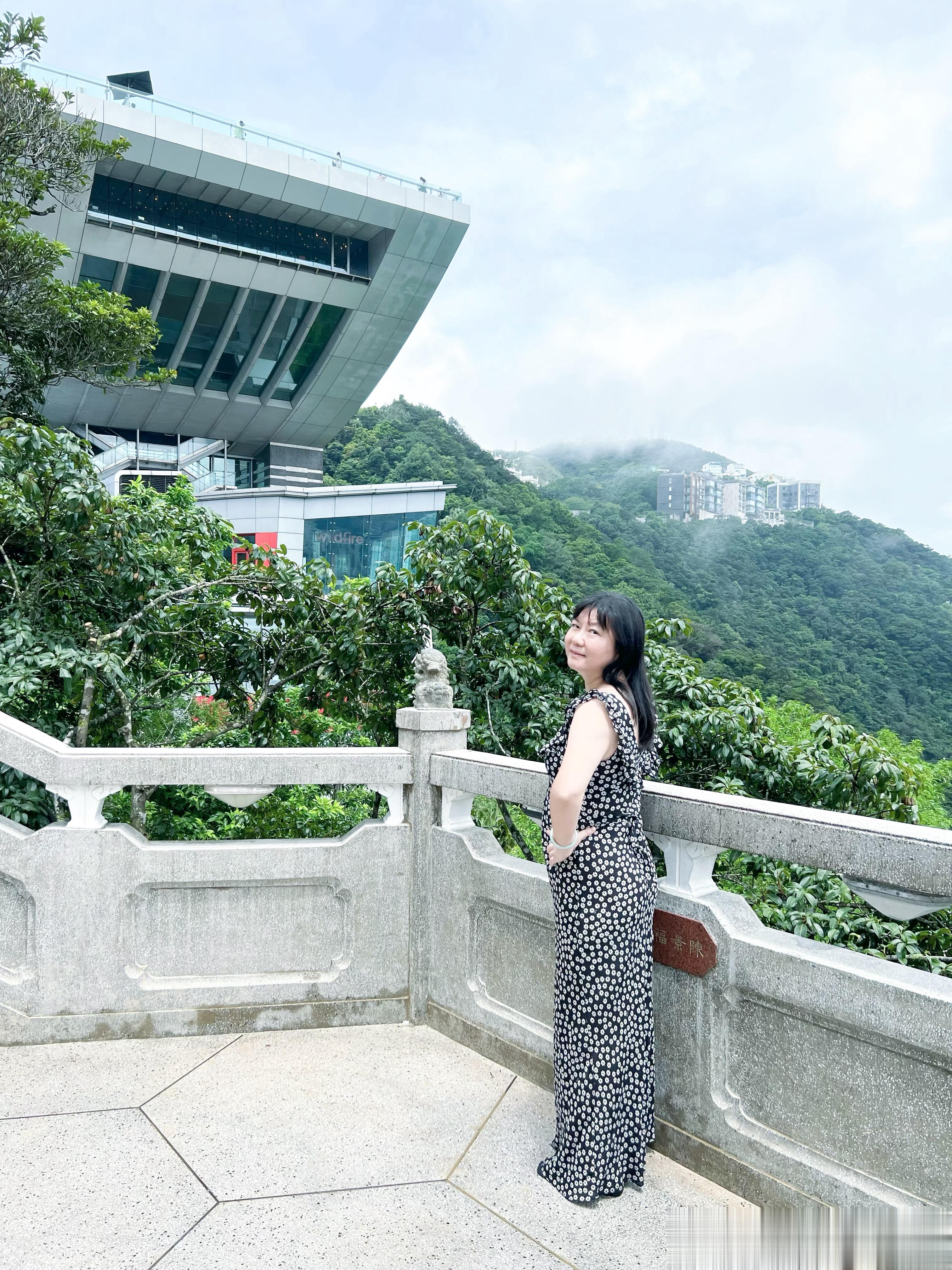 敏儿纯素颜香港太平山顶。#时尚穿搭##每日穿搭##今日美貌限定# ​​​