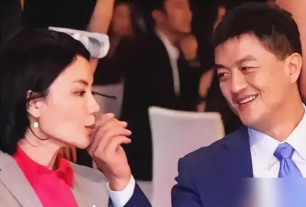 哪怕前夫那头被债务缠得焦头烂额，王菲也压根没空下场搞什么情感拉扯。

她反手就给