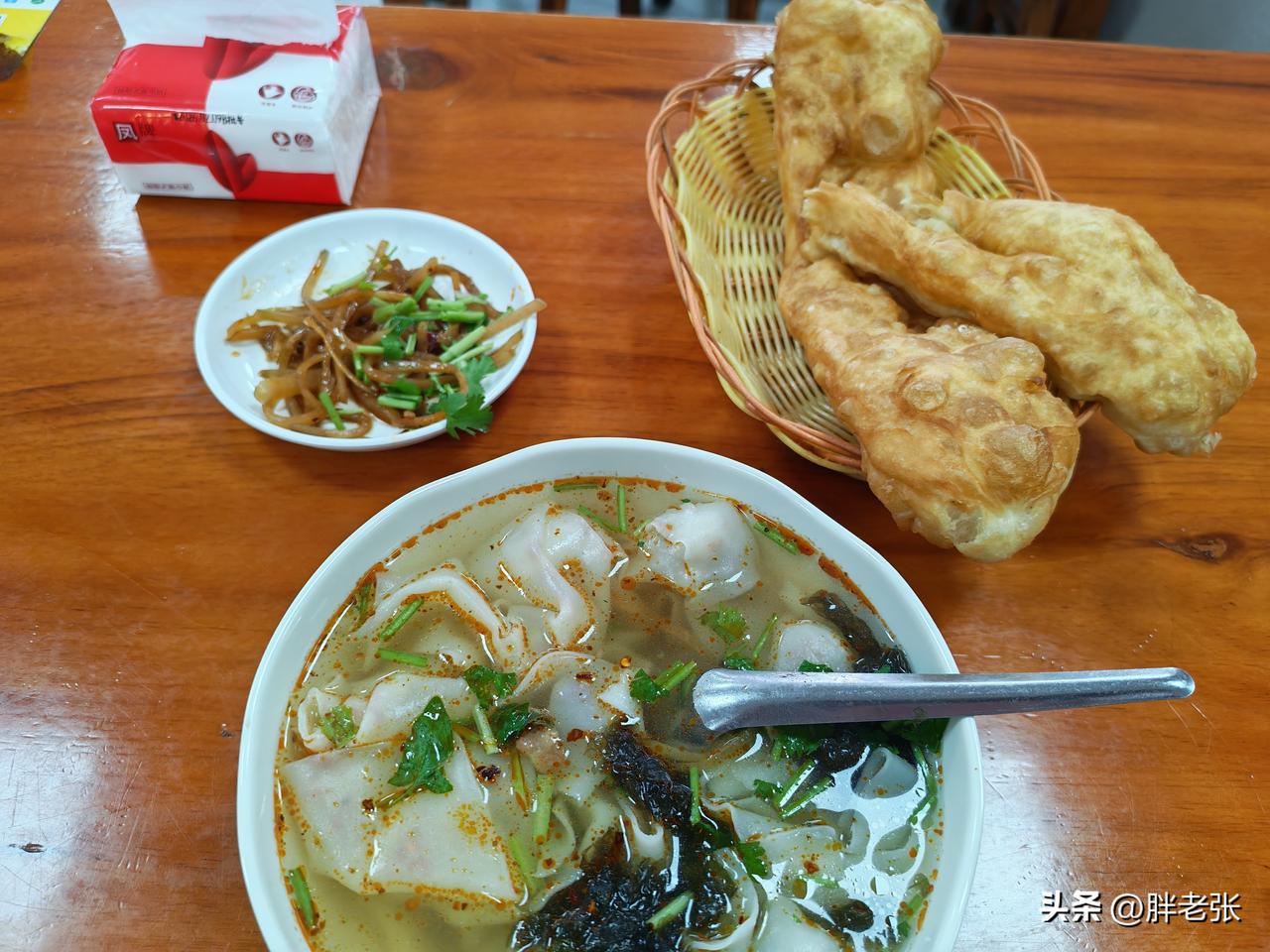 美好的一天从一碗热腾腾的早饭开始，一口热汤下肚浑身都暖和起来了！

今天北京的早