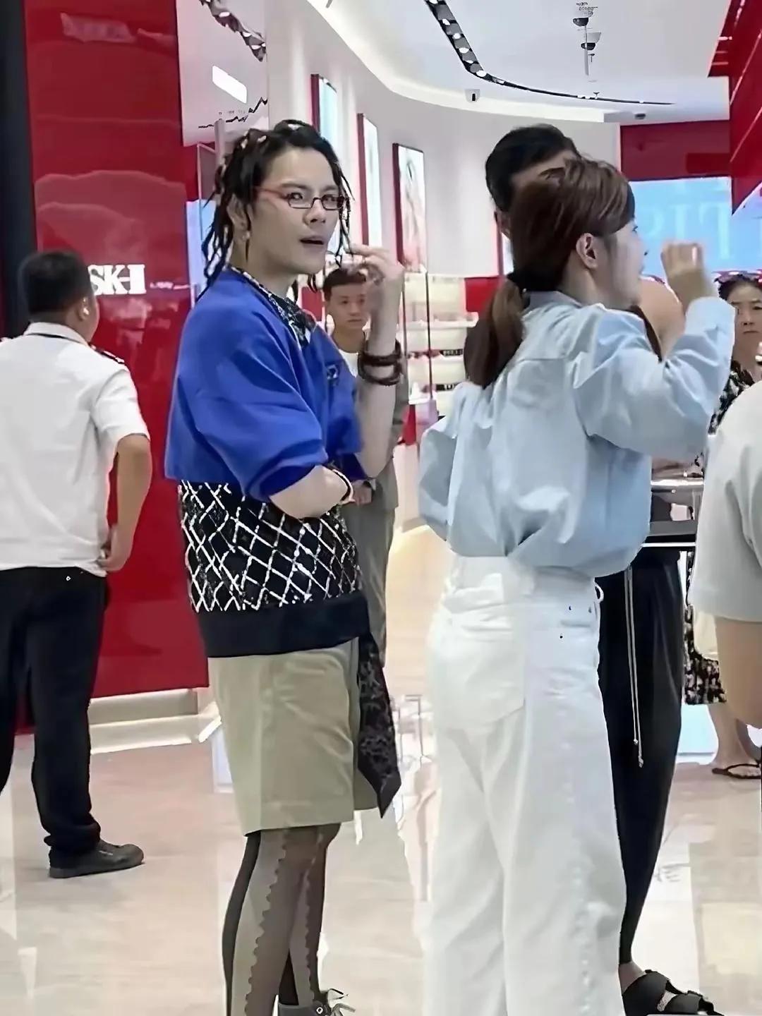 向佐近期以彩色小辫、蕾丝衬衫等造型现身直播间，与硬汉形象反差巨大，引发热议。此举