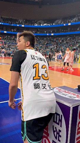 郭艾伦无人搭理……尴尬不尴尬[黑线]
号称CBA最水一届总冠军，辽宁4:0击败新