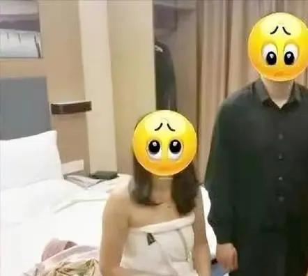 山东淄博，女子和情人去酒店开房，正当两人你侬我侬时，女子的丈夫突然闯入，拿着手机