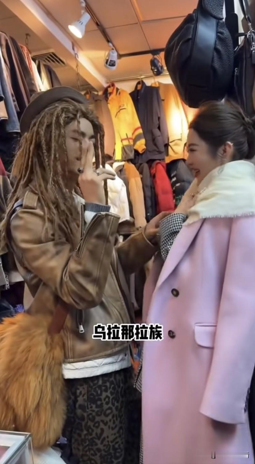 盈公主过上了与阿迪两极分化的生活，10块的网兜包和50块的掉一地皮的包也用上了，