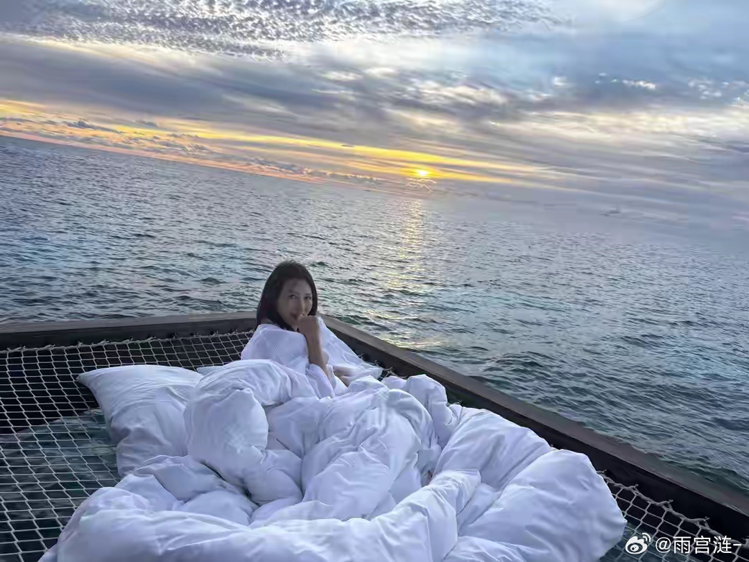蔡少芬带孩子出国旅游，在海面上睡觉，看日出景色好美，好幸福啊 