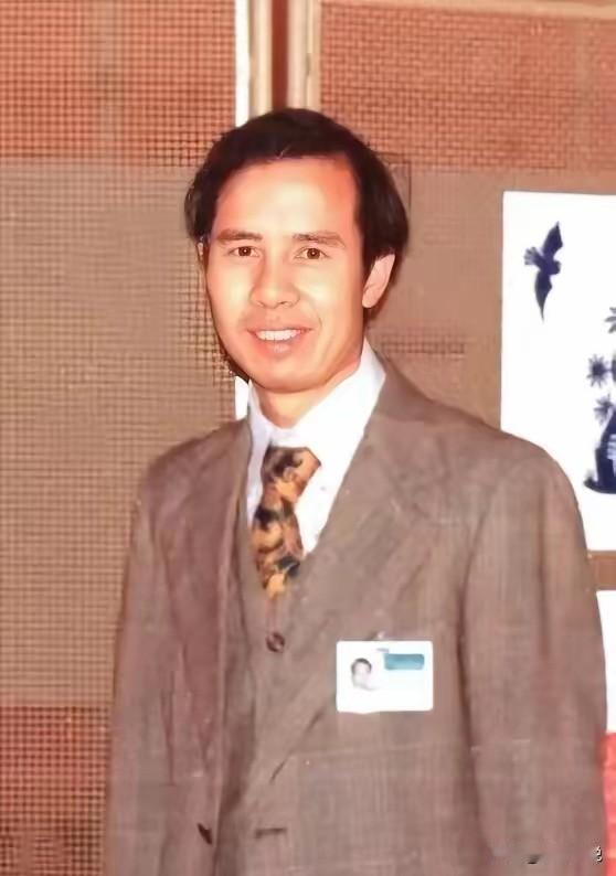 1985年11月，我国外交官何存峰乘坐美国客机飞往纽约，在飞行途中，何存峰去了一